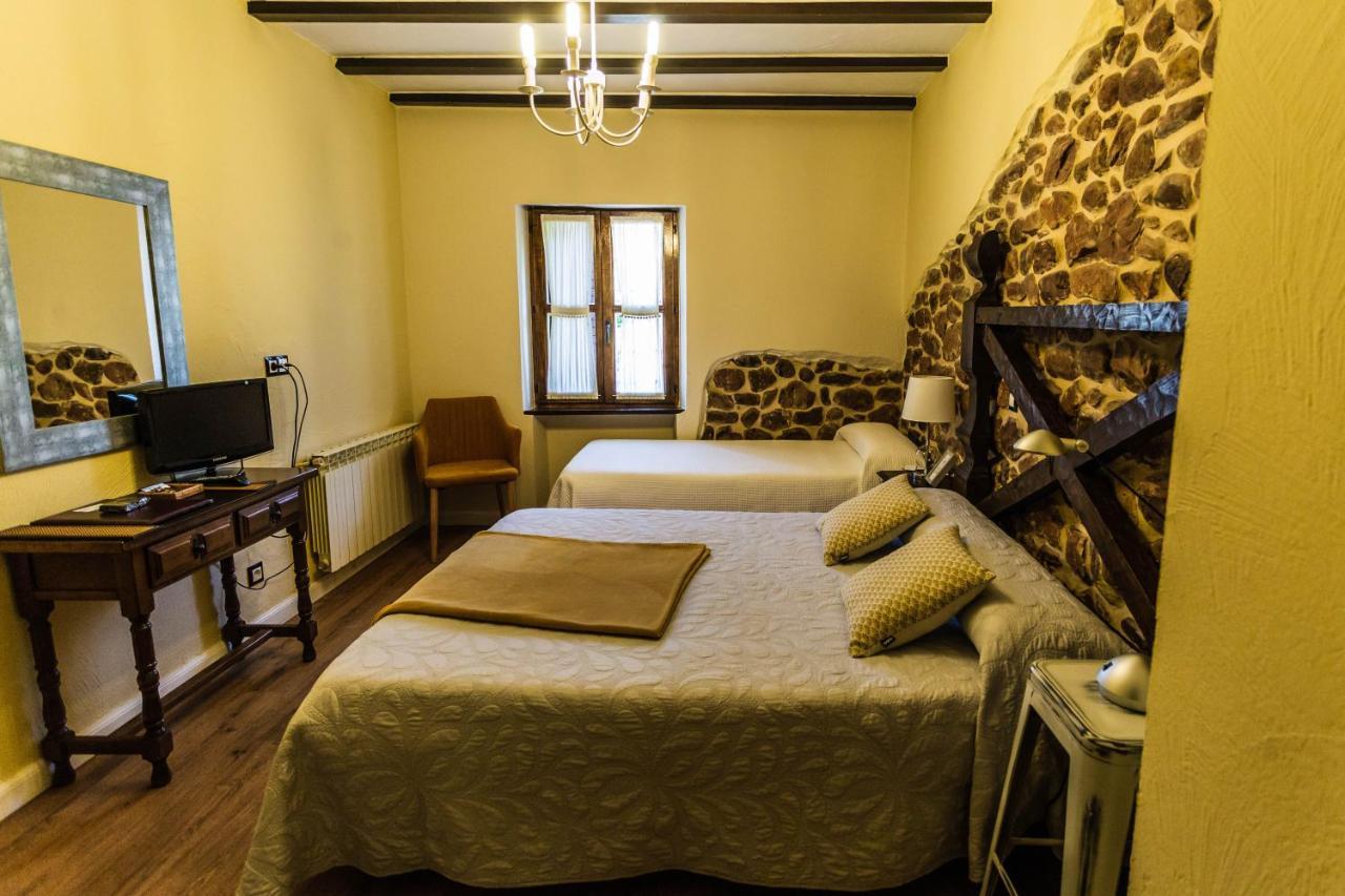 Posada Real La Montanesa Corrales De Buelna Exteriér fotografie
