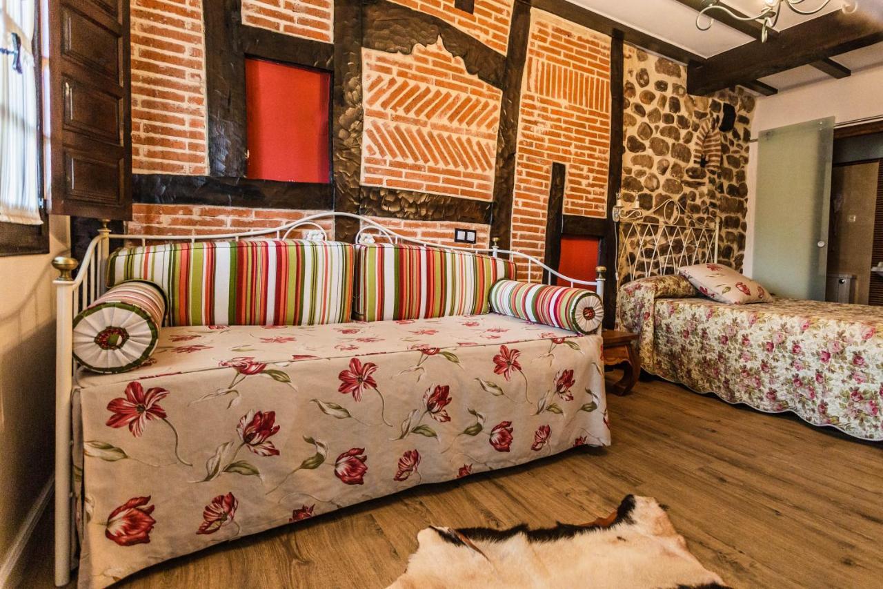 Posada Real La Montanesa Corrales De Buelna Exteriér fotografie